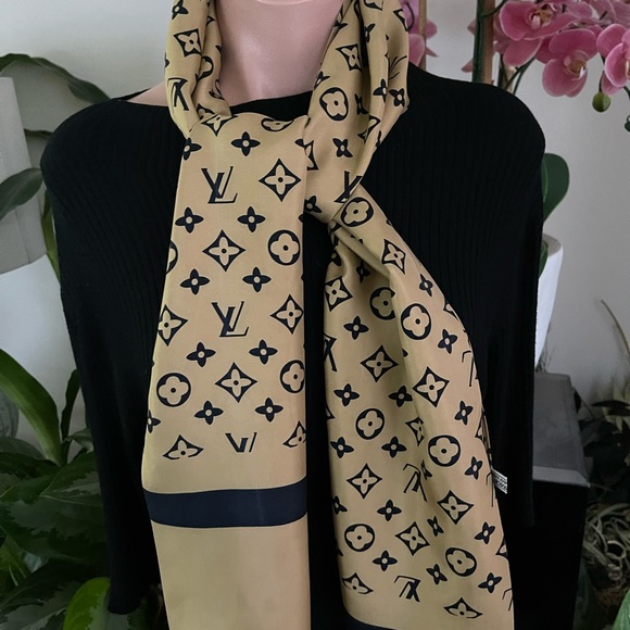 Louis Vuitton Monogram Silk Neck Muffler And Pocket. - Picture 4 of 16